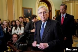 El líder de la mayoría en el Senado, Mitch McConnell (R-KY) habla después de un almuerzo político republicano en el Capitolio en Washington, el 29 de enero de 2019.