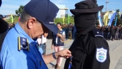 Uno de los soldados nicaragüenses encapuchados recibe la condecoración impuesta por un superior. Foto cortesía de la policía de Nicaragua.