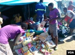 Abantu abathengisa impahla etshiyeneyo eCollen Bawn lapho okugolwa khona amacimbi.