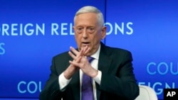 "Creo que quiere verificar, luego confiar" al tratar con los talibanes, indicó el general y ex secretario de defensa James Mattis.