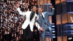 Luke Bryan (izquierda) y Dierks Bently tuvieron a su cargo la animación de la entrega de premios ACM en Las Vegas, Nevada, EE.UU., el domingo, 2 de abril, de 2017.