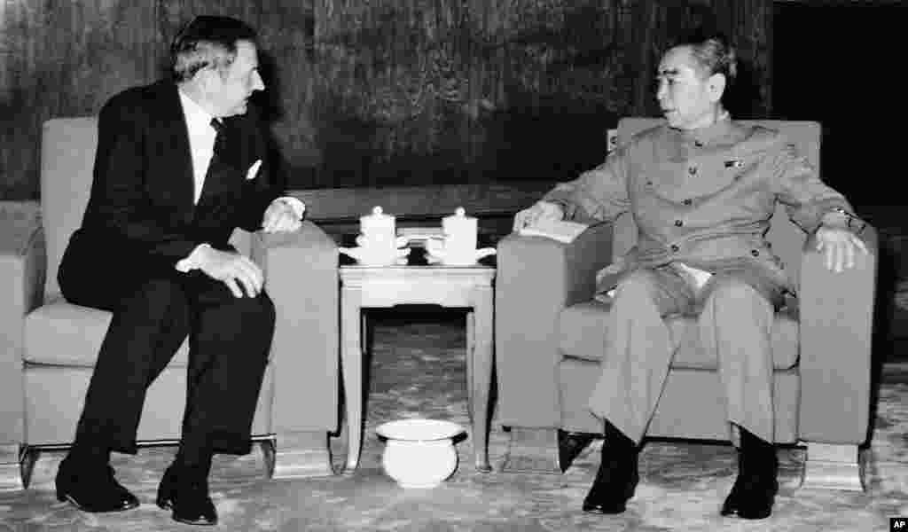 1973年6月，美国富豪和银行家大卫&middot;洛克菲勒在北京会见中国总理周恩来。洛克菲勒家族财富传承研究所写道： &ldquo;通过驻美联络处、对外友协邀请洛克菲勒访华的安排过程历时数月之久，而在美方人员即将离京的最后一天，以周总理对国际经济和金融问题的严重关切，却仍不能决定是否接见，并最终把会见安排在深夜，周总理在大会堂南侧台阶上准时等候洛克菲勒一行，恐怕除了考虑照顾美方颜面，还有其他难言之隐。&rdquo;周恩来会见洛克菲勒这位资本主义代表，可能被政敌攻击。