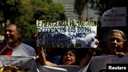 Un grupo se manifiesta frente al hospital infantil J.M. de los Ríos, en Caracas, Venezuela, con un cartel que reza: "Emergencia humanitaria".