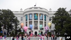 Perayaan Paskah di Gedung Putih, Washington, dihelat pada 1 April 2024, dengan sejumlah acara seperti menggelindingkan telur. (Foto: AP/Mark Schiefelbein)