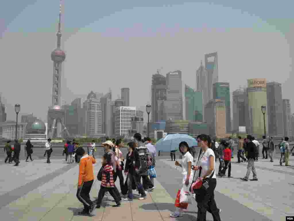 上海外滩上的游人和浦东的高楼(资料照,美国之音张楠拍摄)。2018年1月的撞船起火和沉船事件发生在在上海以东约300公里处。
