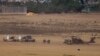 Soldados israelíes llevan una camilla hacia un helicóptero cerca de la frontera con la Franja de Gaza, visto desde el sur de Israel, el martes 21 de noviembre de 2023. Israel lleva una operación terrestre contra Hamás dentro de Gaza desde hace más de tres semanas.