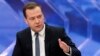 រូបឯកសារ៖ លោក Dmitry Medvedev នាយក​រដ្ឋ​មន្ត្រី​រុស្ស៊ី ថ្លែង​ក្នុង​កម្មវិធីទូរទស្សន៍​ជាតិ​ផ្សាយ​ផ្ទាល់​នៅ​មជ្ឈមណ្ឌល​ទូរទស្សន៍ Ostankino នៃ​រដ្ឋធានីមូស្គូ​កាល​ពី​ថ្ងៃទី១០ ខែ​ធ្នូ ឆ្នាំ​២០១៤។ 
