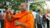 រូបឯកសារ៖ ព្រះតេជគុណ លួន សុវាត កំពុងថតសកម្មភាពទូទៅ នៅខាងមុខមណ្ឌលអប់រំកែប្រែទី១ កាលពីល្ងាចថ្ងៃទី២៧ ខែសីហា ឆ្នាំ ២០១៨ រាជធានីភ្នំពេញ។ (ទុំ ម្លិះ/វីអូអេ)