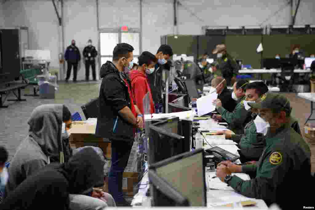 Los menores son documentados por el Departamento de Salud y Servicios Humanos y de ah&#237;, llevados ante un familiar o patrocinador.