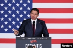 El gobernador de Florida y candidato presidencial republicano Ron DeSantis habla mientras se aguardan los resultados de los caucuses de Iowa en West Des Moines, Iowa, EEUU, el 15 de enero de 2024. REUTERS/Brendan McDermid