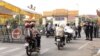 អាជ្ញាធរ​យាមល្បាត​ព្រំប្រទល់​ទីក្រុង​ភ្នំពេញ​និង​ខេត្ត​កណ្តាល​បន្ទាប់​មាន​បំរាម​ការ​ធ្វើ​ដំណើរ​អំឡុង​ពិធី​បុណ្យ​ចូលឆ្នាំ​ប្រពៃណី​ខ្មែរ​ នៅ​ថ្ងៃទី​១០ ខែមេសា ឆ្នាំ២០២០។ (ទុំ ម្លិះ/VOA)