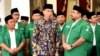 Presiden Joko Widodo berbincang dengan Pimpinan Pusat GP Ansor dan Ketua Umum Yaqut Cholil Qoumas (kanan) (foto: courtesy).