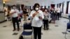 Personas durante una ceremonia de naturalización del USCIS, en Nueva York, EE.UU., el 22 de julio de 2020, mientras continúa el brote de la enfermedad del coronavirus.