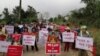 ပုံ-ကန့်ကွက်ဆန္ဒပြနေတဲ့ တာလုံကျေးရွာသားများ