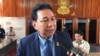លោក ម៉ម ប៊ុននាង អ្នក​នាំ​ពាក្យ​ព្រឹទ្ធសភា ផ្តល់​បទសម្ភាសន៍​ដល់​អ្នកសារព័ត៌មាន​ក្រោយការ​ប្រជុំ​អនុម័ត​វិសោធនកម្ម​ច្បាប់​ស្តីពី​គណបក្ស​នយោបាយ ដែល​បើក​ផ្លូវ​ឲ្យ​មន្រ្តី​គណបក្ស​ប្រឆាំង​១១៨​រូប​ អាច​ចូល​ធ្វើ​នយោបាយ​វិញ​បាន។ (កាន់ វិច្ឆិកា/VOA) 