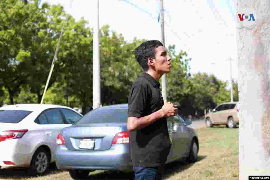 La conmoci&#243;n y la incredulidad se apoderaron de los feligreses, quienes solos o acompa&#241;ados elevaron oraciones por lo ocurrido. [Foto: Houston Castillo/ VOA]