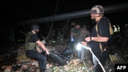 Un oficial de policía y voluntarios sacan un cuerpo de los escombros de un edificio de apartamentos alcanzado por un ataque con misiles rusos en Kharkiv la madrugada del 31 de mayo de 2024, en medio de la invasión rusa en Ucrania. [Foto: Archivo].