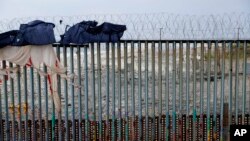 La nueva norma de EE.UU., en vigor desde el martes 16 de julio de 2019, rechaza el asilo a cualquiera que se presente en la frontera mexicana tras haber viajado por otro país.