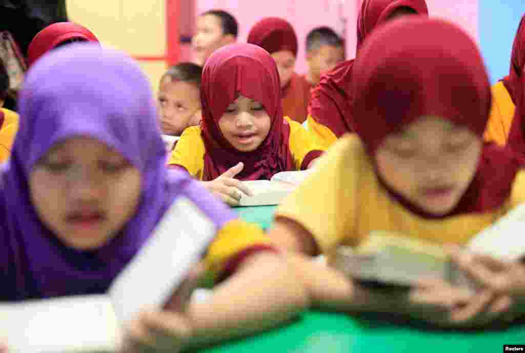 Anak-anak kaum Muslim mengaji Al-Qur’an selama jam-jam sekolah mereka di Taguig City, Metro Manila, Filipina menjelang perayaan Idul Adha.