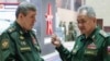 ARCHIVO - El ministro ruso de Defensa, Sergei Shoigu, derecha, habla con el jefe del Estado Mayor del ejército ruso, Valery Gerasimov, izquierda, antes de una reunión con el presidente de Rusia, Vladímir Putin y la cúpula militar en Moscú, el 19 de diciembre de 2023.