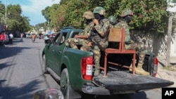 Soldados patrullan una calle en Puerto Príncipe, Haití, el lunes 2 de diciembre de 2024. (Foto AP/Odelyn Joseph)