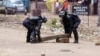 Des éléments de la police débarrassent la rue des barricades lors d'une manifestation à Kinshasa, 19 septembre 2016.