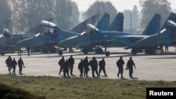Vojnici američke vojske prolaze pored ukrajinskih borbenih aviona Su-27 tokom multinacionalnih vojnih vježbi Clear Sky 2018 u Starokostiantynovu