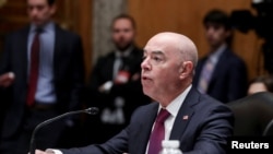 El secretario de Seguridad Nacional de EEUU, Alejandro Mayorkas, habla durante una audiencia en el Congreso, el 17 de noviembre de 2022.