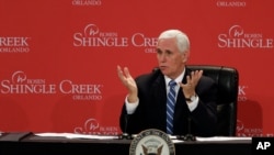 El vicepresidente de Estados Unidos, Mike Pence, participa en una mesa redonda sobre el sector de la hostelería.