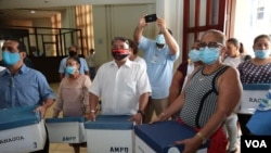 Ciudadanos nicaragüenses entregan firmas de apoyo a la cadena perpetua en la Asamblea Nacional. Foto cortesía.