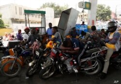 Los conductores de mototaxis esperan su turno para llenar sus tanques en una gasolinera, en Puerto Príncipe, el 13 de julio de 2021, casi una semana después del asesinato del presidente Jovenel Moïse en su casa.