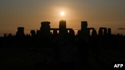 El sol corona el solsticio de verano en Stonehenge el 21 de junio de 2023.
