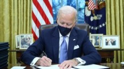 Biden firma sus primeros decretos en Oficina Oval