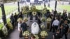 Brasileños desfilan frente ataúd de Pelé en estadio de Santos