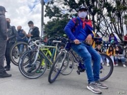 El manifestante Jhomman Montiel asiste a las protestas contra el gobierno en Bogotá, el 20 de julio de 2021.