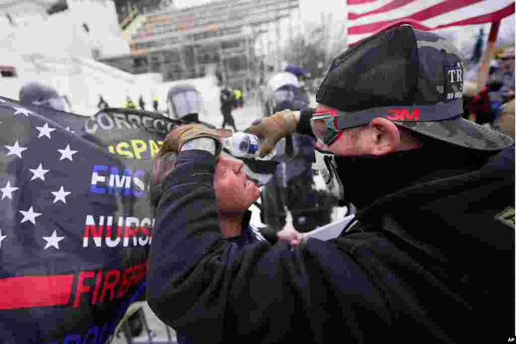 Un manifestante tiene los ojos enrojecidos despu&#233;s de enfrentarse a la polic&#237;a en el Capitolio de Washington. 