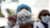 Una trabajadora del sector de la salud pide "vacunas para todos" en Caracas, Venezuela, el 17 de abril de 2021.