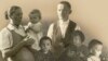 Imagen sin fecha muestra al granjero polaco Jozef Ulma junto a su esposa embarazada Wiktoria y sus hijos. Los Ulma fueron asesinados por los nazis en 1944 por acoger judíos durante la II Guerra Mundial.