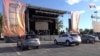 Varios vehículos frente a un escenario en la zona turística de Gulfstream, al norte de Miami (Florida), donde se celebró el primer concierto 'drive-in' de Estados Unidos.