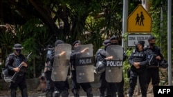 Una línea de policías antidisturbios monta guardia frente a la casa de Cristiana Chamorro, exdirectora de la Fundación Violeta Barrios de Chamorro y candidata presidencial, en Managua, el 2 de junio de 2021.