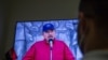 Un hombre mira un discurso nacional televisado del presidente de Nicaragua, Daniel Ortega, en su casa de Managua, el 23 de junio de 2021.