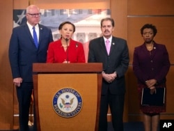 De izq. a der. los legisladores de New York Joe Crowley, Nydia Velázquez, Jose Serrano e Yvette Clarke hablan en el Capitolio en Washington sobre los daños causados en Puerto Rico por el huracán Maria. Sept. 26, 2017.