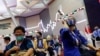 Penerima vaksinasi menunggu dalam ruangan observasi setelah disuntik dengan vaksin COVID-19 Sinovac di Bursa Efek Indonesia di Jakarta, 31 Maret 2021. (Foto: REUTERS/Willy Kurniawan)
