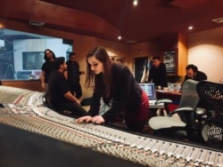 María Carolina Santana, ingeniera de sonido venezolana de 31 años, en plena tarea de producción. [Foto: Cortesía de María Carolina Santana]