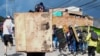 Manifestantes chocan con la policía antidisturbios durante una protesta contra el gobierno del presidente colombiano Iván Duque, en Facatativá, Colombia, el 31 de mayo de 2021.