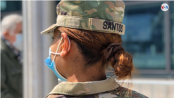 Militares del ejército de EE.UU. llegan al centro médico Javits, en New York.