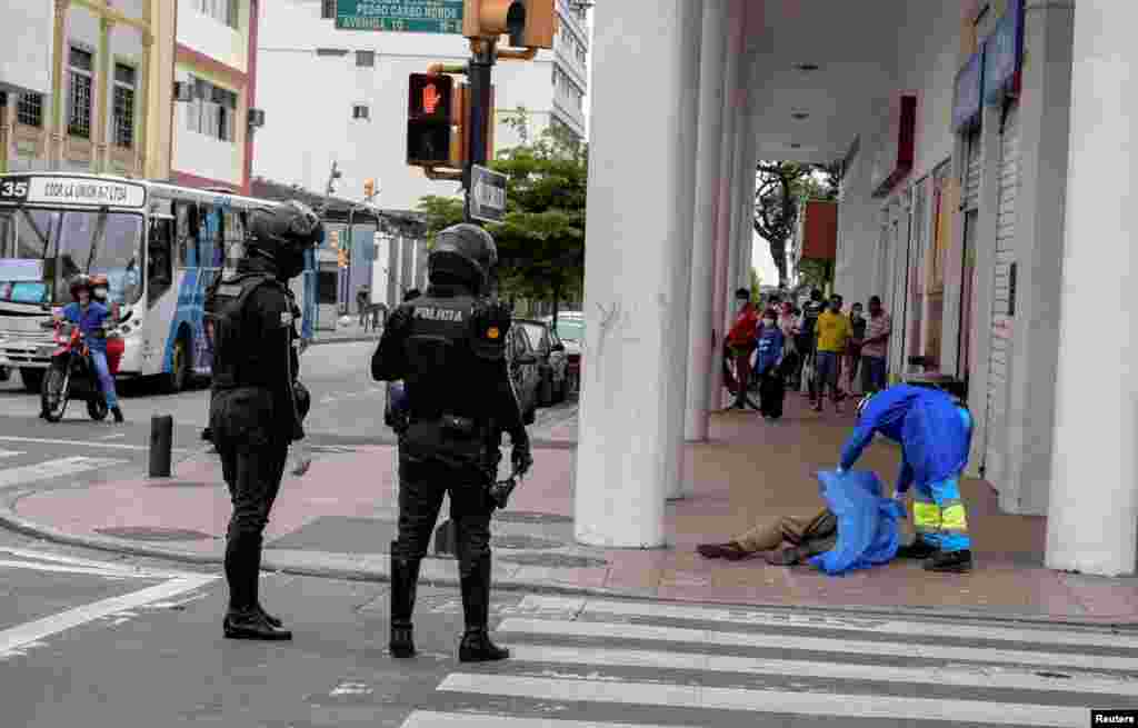 Un param&#233;dico cubre el cad&#225;ver de un hombre que se hab&#237;a colapsado en la acera, en Guayaquil, Ecuador.