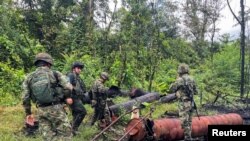 Miembros de la policía y el ejército inspeccionan un área donde, según las autoridades, funciona una refinería ilegal de petróleo para el procesamiento de pasta de coca en Tumaco, Colombia, el 9 de septiembre de 2022. REUTERS/Oliver Griffin
