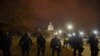 Fuerzas de seguridad custodian el Congreso de Estados Unidos durante la noche del 6 de enero de 2021, después de que una turba asaltara el edificio.