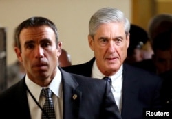 El fiscal especial Robert Mueller (R) se retira después de informar a los miembros del Senado estadounidense sobre su investigación de una posible colusión entre Rusia y la campaña Trump en el Capitolio en Washington D.C. 21 de junio de 2017.
